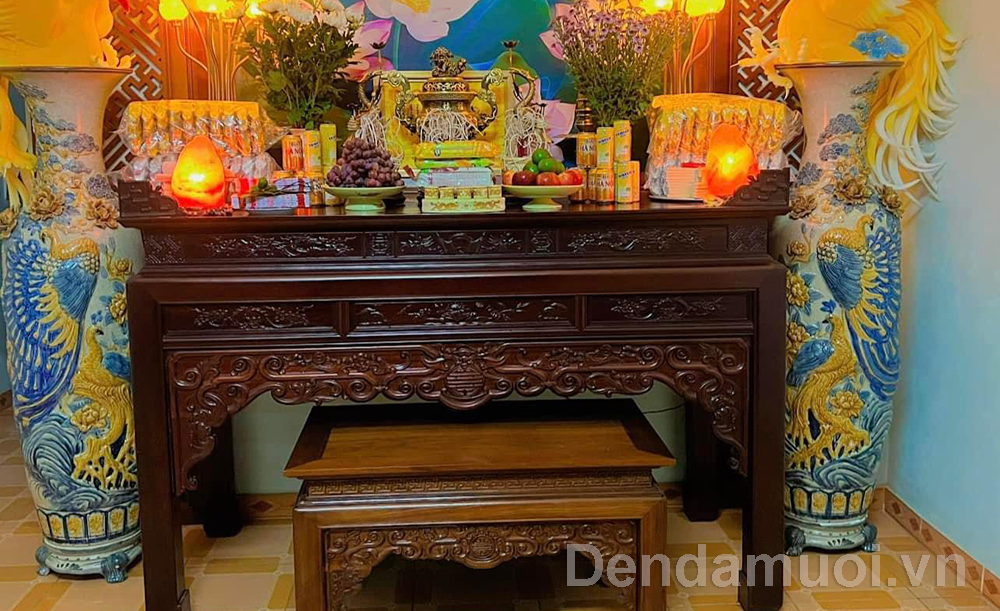 Đèn đá muối đặt nơi thờ cúng rất tốt