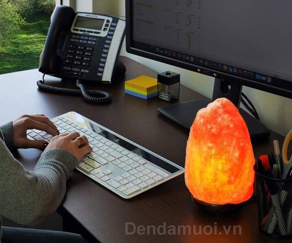 Đèn đá muối đặt trên bàn làm việc